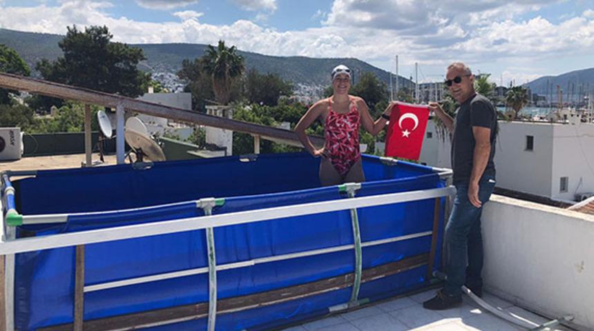 Koronavirüse karşı terasa havuz kurdu