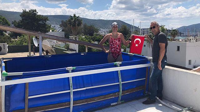 Koronavirüse karşı terasa havuz kurdu