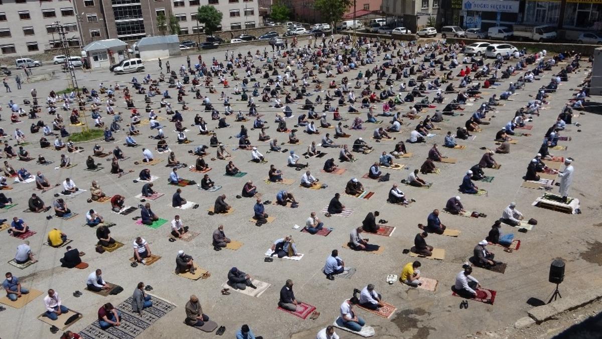 Muş&rsquo;ta cuma namazı otoparkta eda edildi