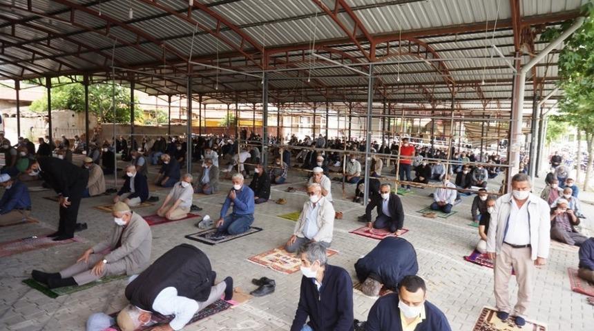 Sarıg&ouml;l&rsquo;de cuma namazı kapalı pazar yerinde kılındı