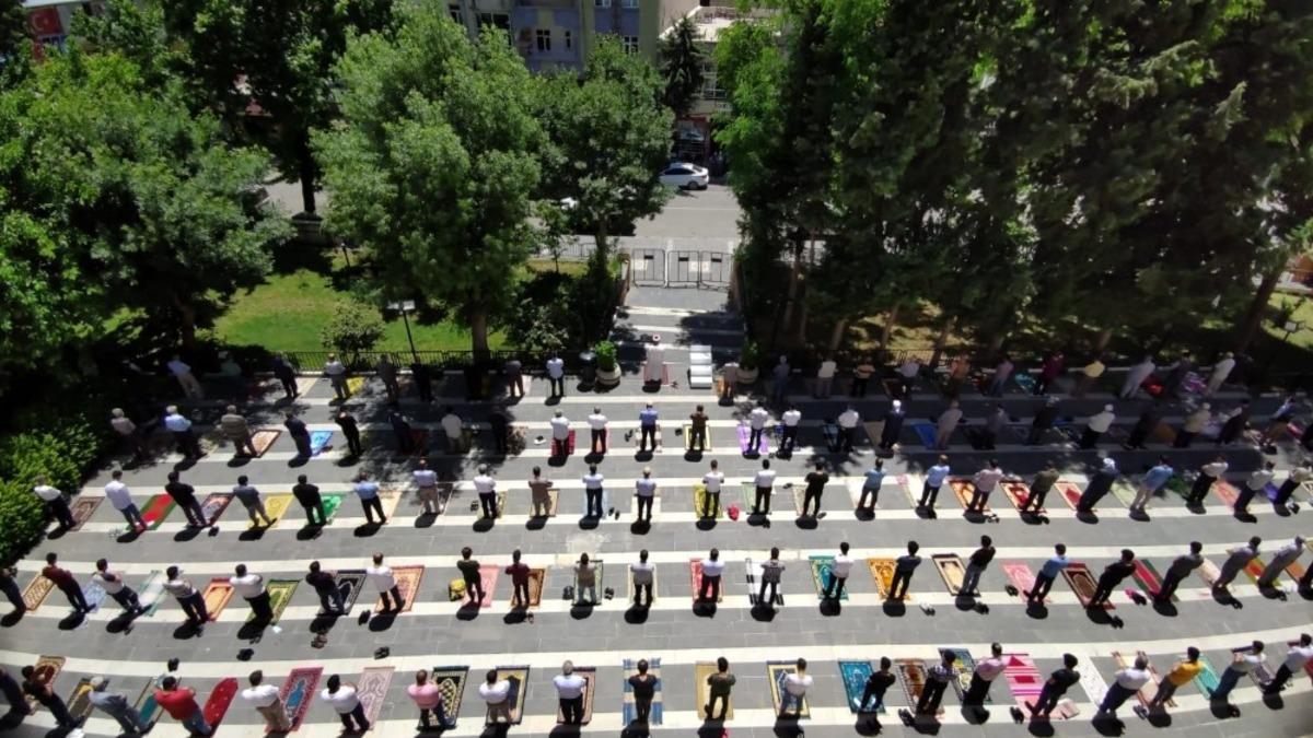 Silvan&rsquo;da sosyal mesafeli cuma namazı