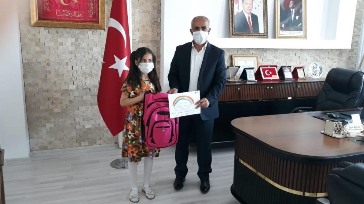 Başkan Ensari, &lsquo;Haydi Hayalini &Ccedil;iz&rsquo; etkinliğine katılan Ecrin&rsquo;i &ouml;d&uuml;llendirdi