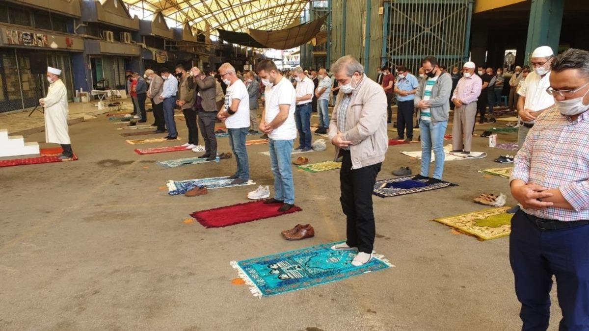 Aydın&rsquo;daki 803 camide sosyal mesafeyle ilk Cuma namazı kılındı