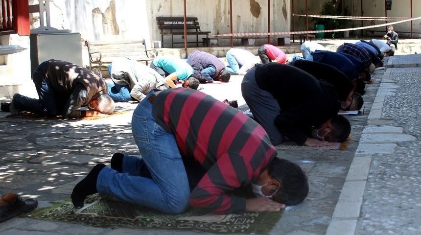 Camiler yeniden ibadete a&ccedil;ıldı