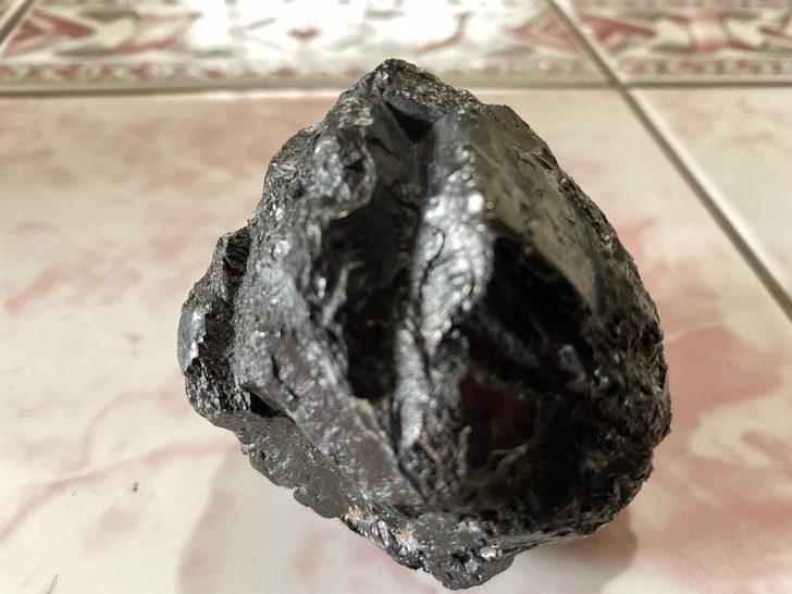 Ot biçerken bahçede gök taşı buldu G3