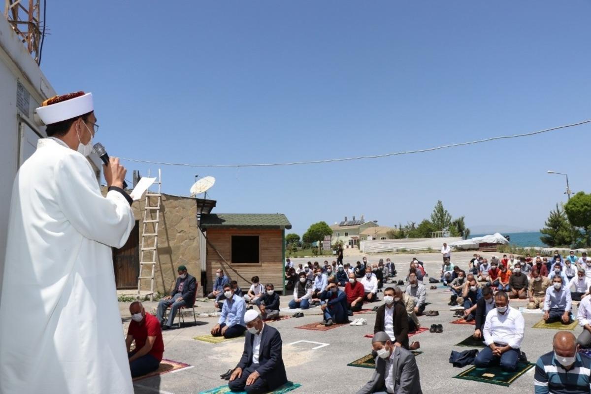 Edremit&rsquo;te cuma namazı kılındı