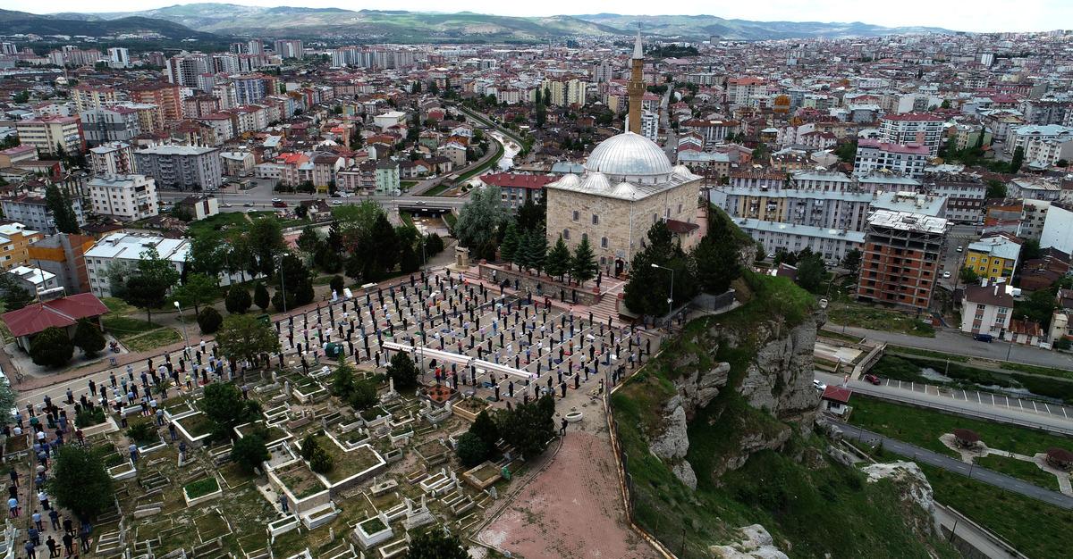 U&ccedil;urum kenarında, sosyal mesafeli cuma namazı