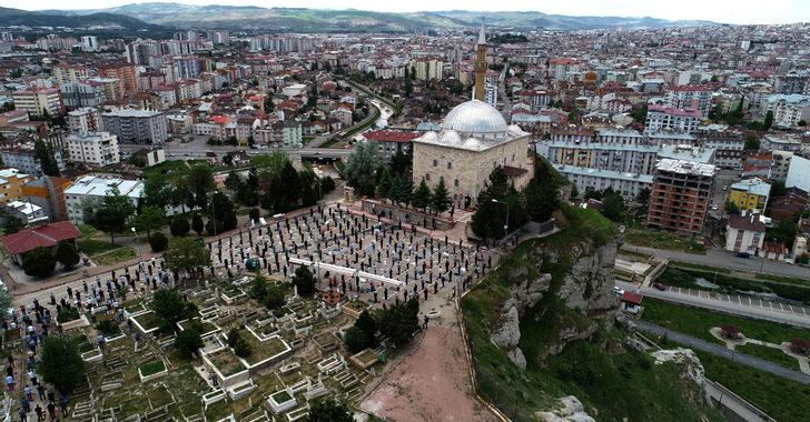 Uçurum kenarında, sosyal mesafeli cuma namazı G1