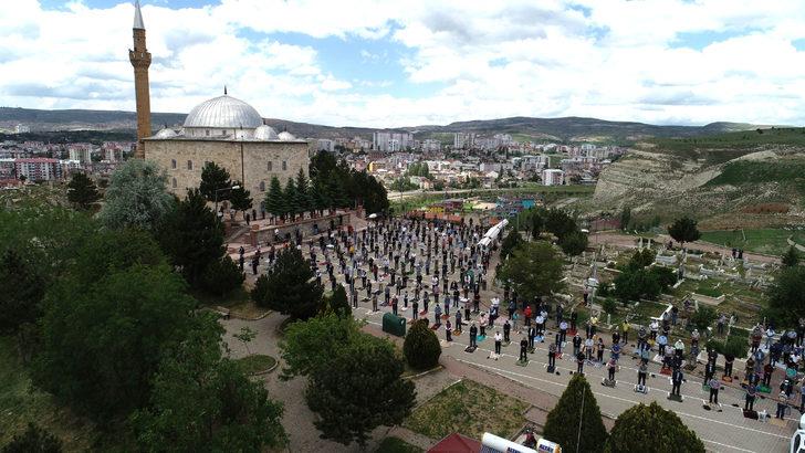 Uçurum kenarında, sosyal mesafeli cuma namazı G2