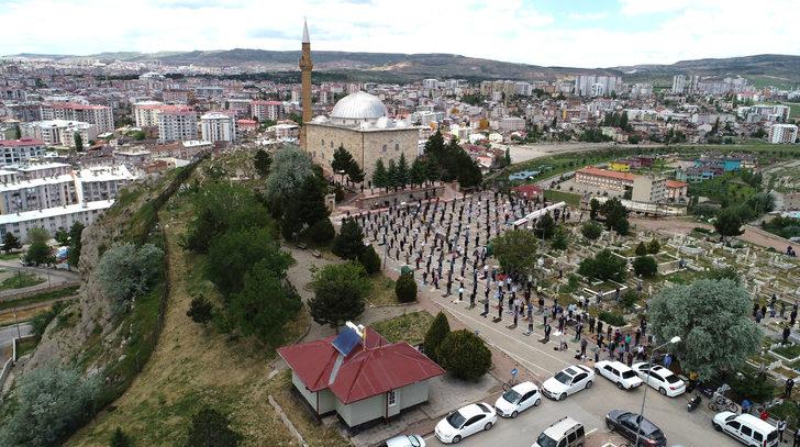 Uçurum kenarında, sosyal mesafeli cuma namazı G3