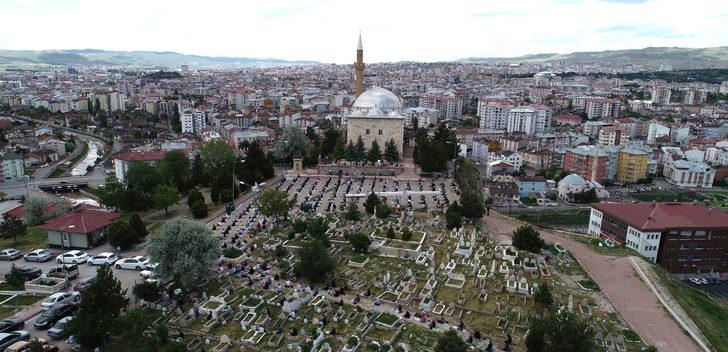 Uçurum kenarında, sosyal mesafeli cuma namazı G4
