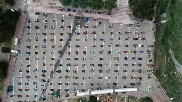 Uçurum kenarında, sosyal mesafeli cuma namazı G5