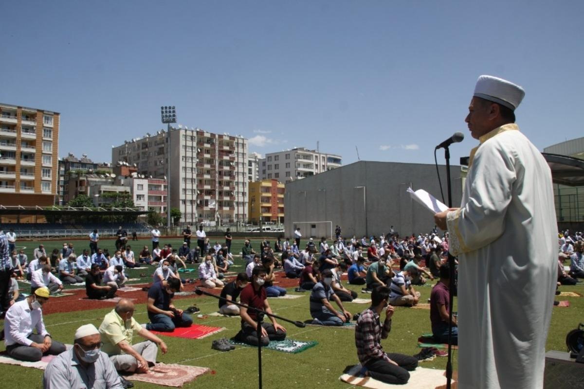 Siirt&rsquo;te vatandaşlar cuma namazını &ccedil;im sahada kıldı