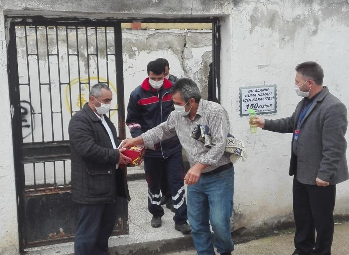 Cuma namazını kılan cemaate &ccedil;ikolata ikram edildi