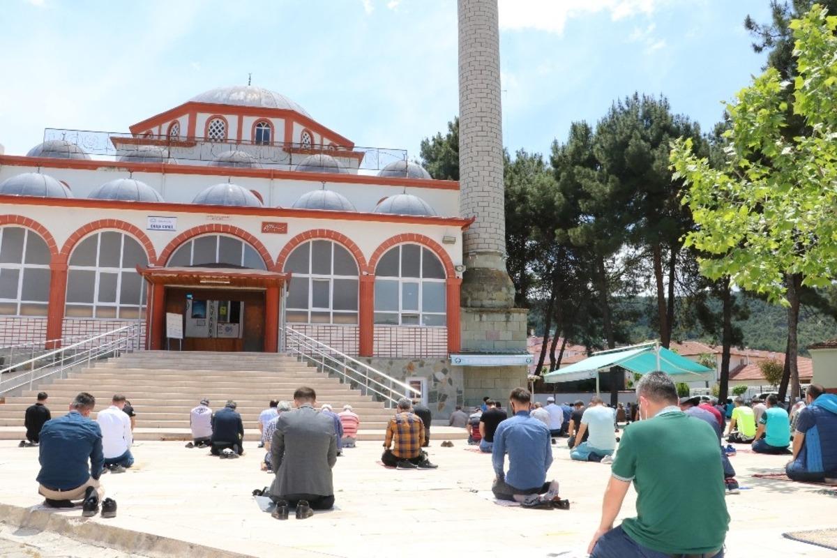 Taşova&rsquo;da fiziksel mesafeli ilk cuma namazı kılındı