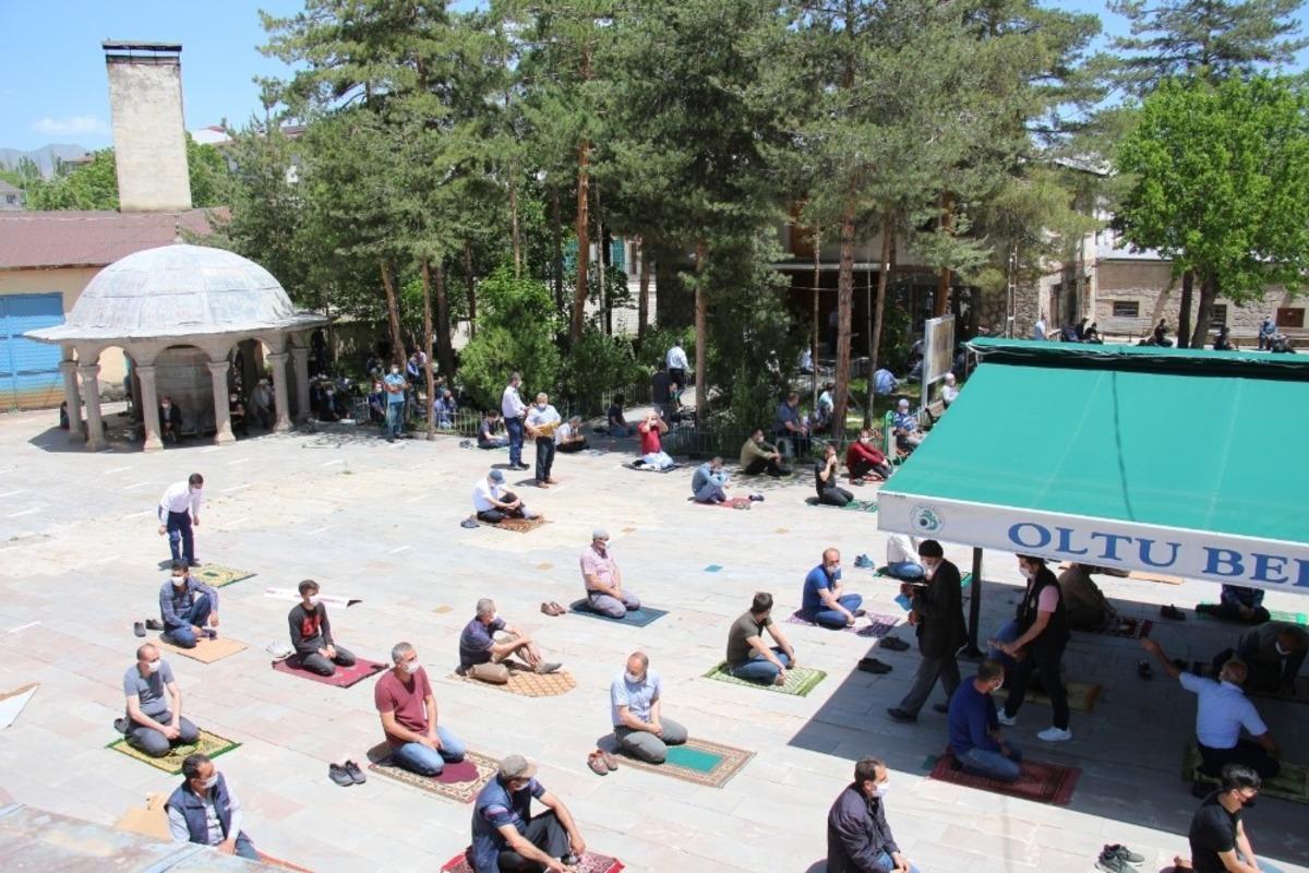 Oltu&rsquo;da tarihi Aslanpaşa Camisi&rsquo;nde cuma kılındı