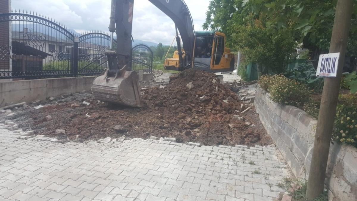 Başiskele&rsquo;de yol yenileme &ccedil;alışmaları s&uuml;r&uuml;yor