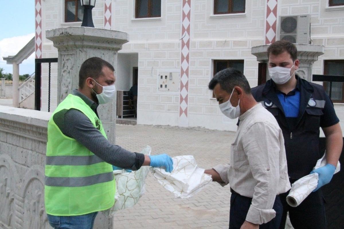 Menderes&rsquo;te seccadeler dağıtıldı, cuma namazı kılındı