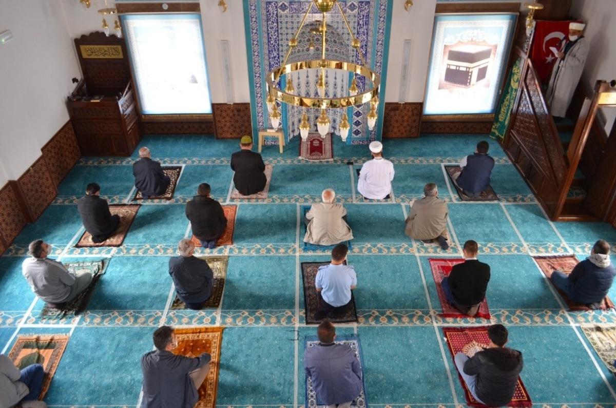 B&uuml;nyan&rsquo;da 74 g&uuml;n  aradan sonra ilk cuma namazı kılındı