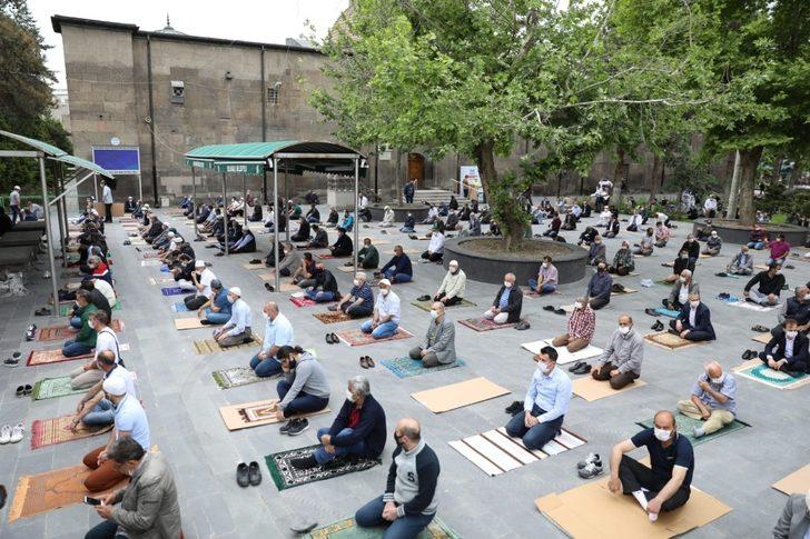 Melikgazi Belediyesi Cuma namazında tek kullanımlık seccade ve maske dağıttı G2