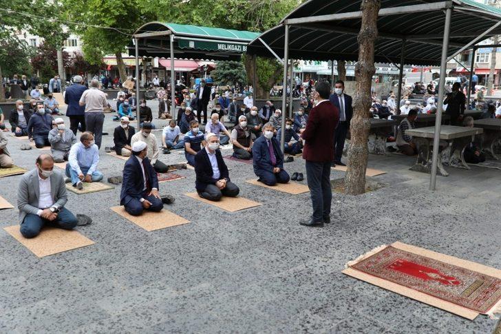Melikgazi Belediyesi Cuma namazında tek kullanımlık seccade ve maske dağıttı G3