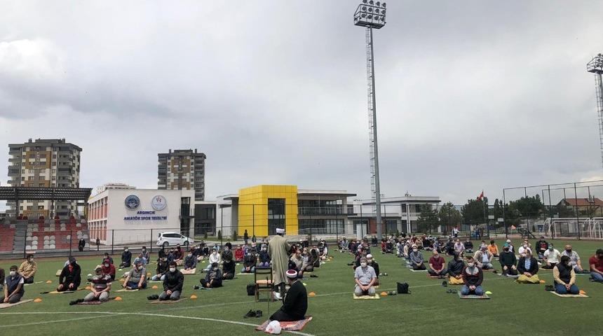 Futbol sahasında Cuma namazı kılındı