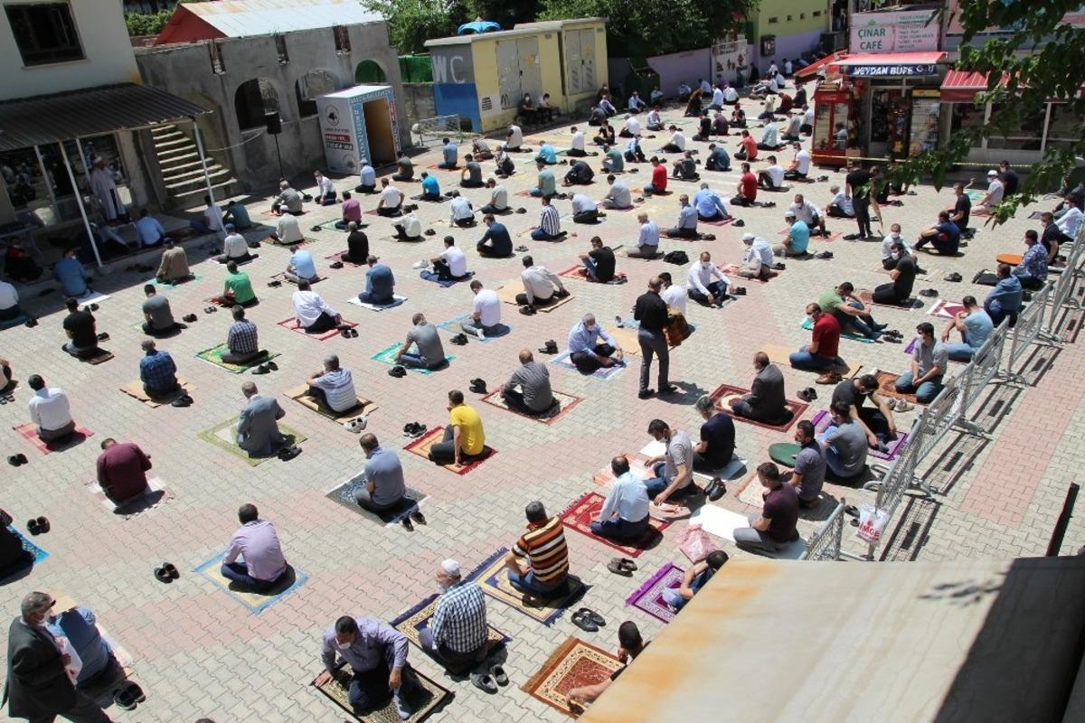 Batman&rsquo;da sosyal mesafeli cuma namazı