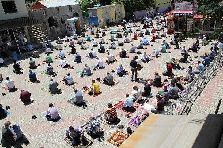 Batman’da sosyal mesafeli cuma namazı G1