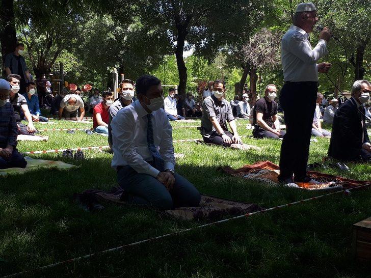 Batman’da sosyal mesafeli cuma namazı G2