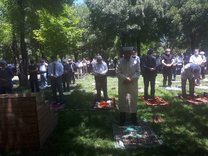 Batman’da sosyal mesafeli cuma namazı G3