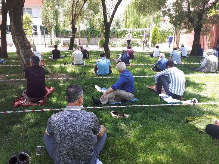 Batman’da sosyal mesafeli cuma namazı G4