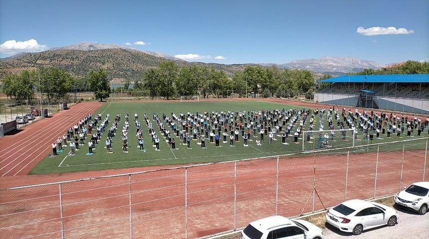 Gölbaşı’nda Cuma Namazı stadyumda kılındı