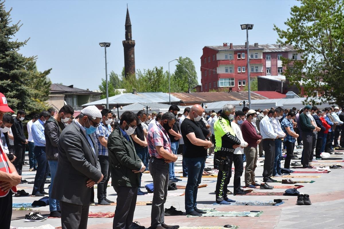 Doğu Anadolu'da cuma namazı salgın sonrası ilk kez kılındı
