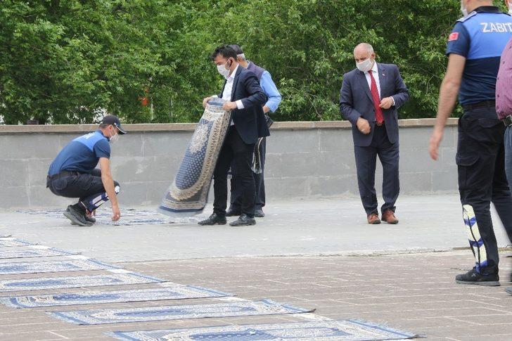 Başkan Öztürk pazar yeri ve camide incelemelerde bulundu G3