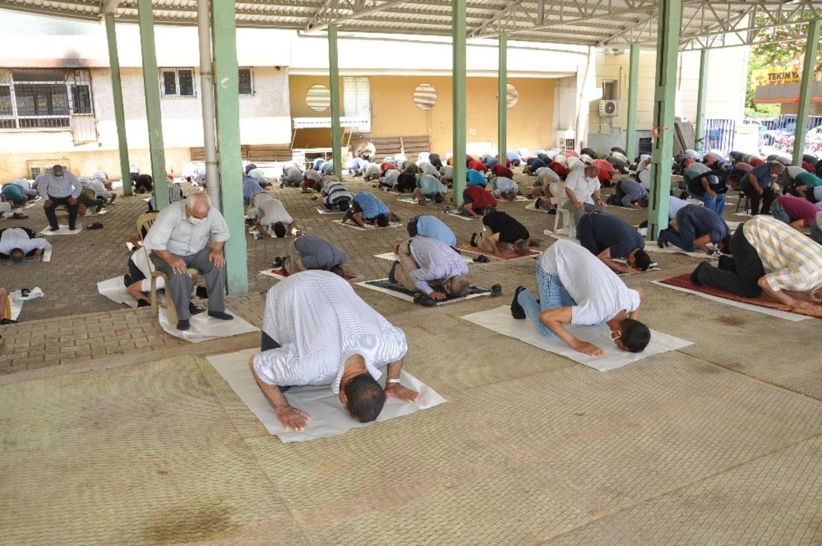 İslahiye&rsquo;de Cuma namazı pazar yerinde kılındı