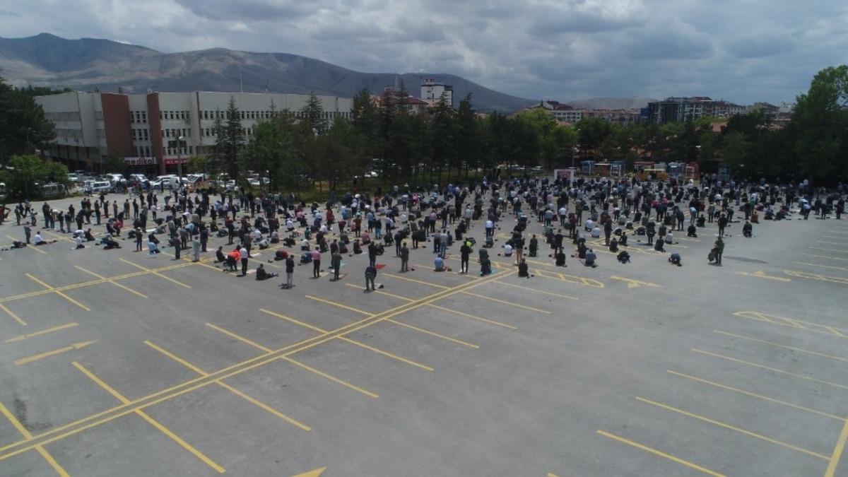 Niğde&rsquo;de 17 noktada Cuma namazı kılındı