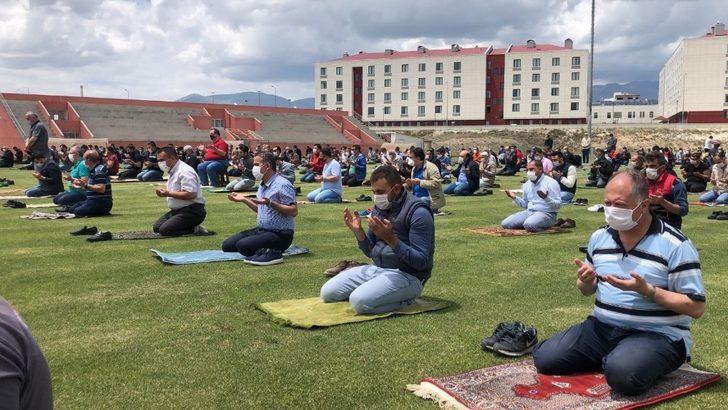 Niğde’de 17 noktada Cuma namazı kılındı G3