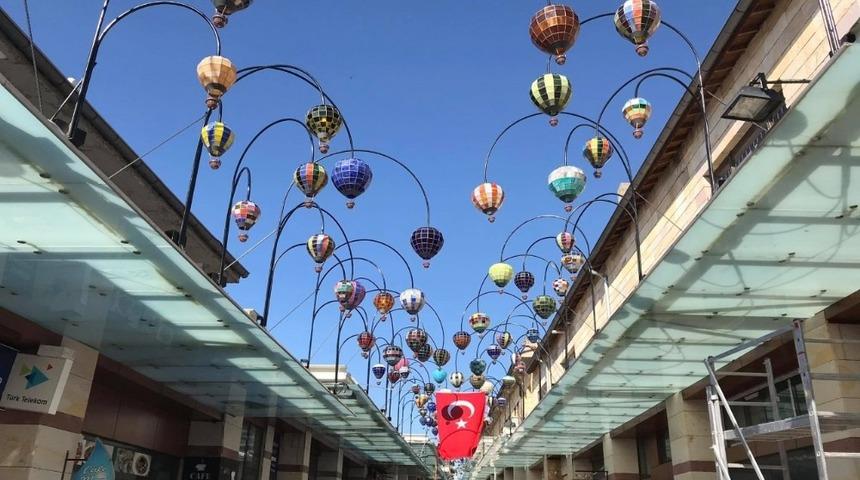 Balon fig&uuml;rl&uuml; lambalar Dağıstanlı Sokağa renk kattı