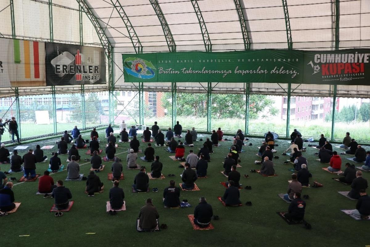 Cuma namazı spor salonunda sosyal mesafe ile kılındı