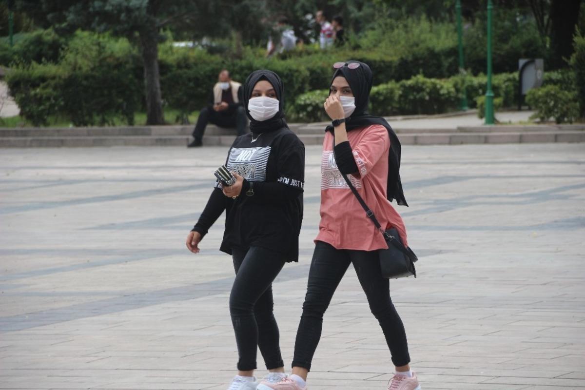 Gen&ccedil;ler &uuml;&ccedil;&uuml;nc&uuml; kez sokağa &ccedil;ıktı