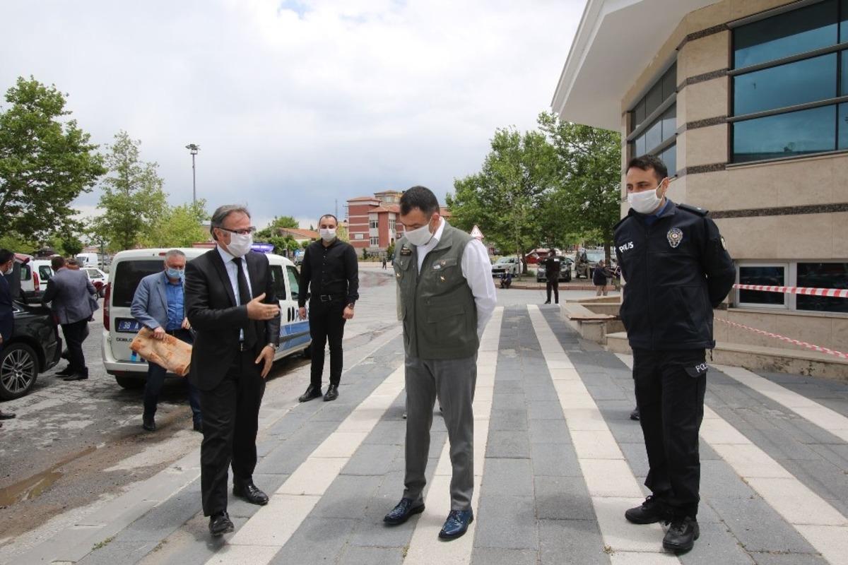 Hacılar&rsquo;da sosyal mesafeli ilk Cuma namazı coşkuyla kılındı
