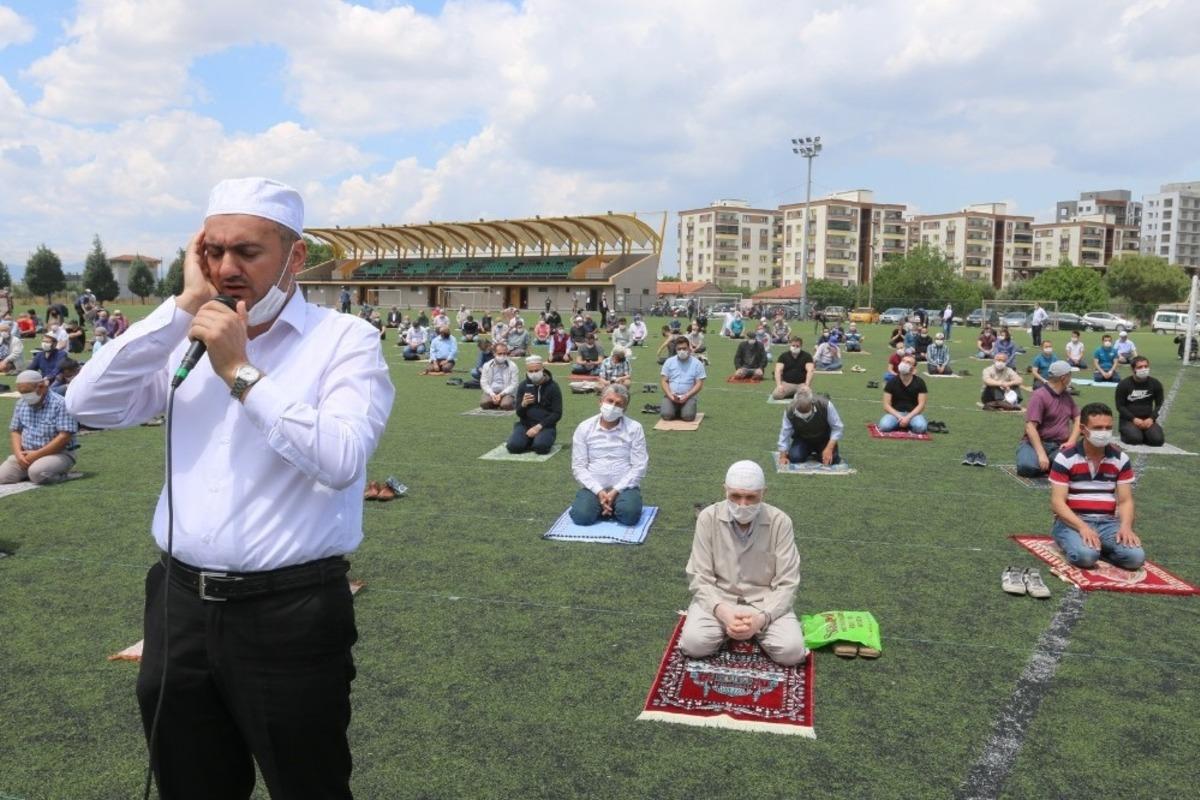 74 g&uuml;n sonra camilerde ilk namaz