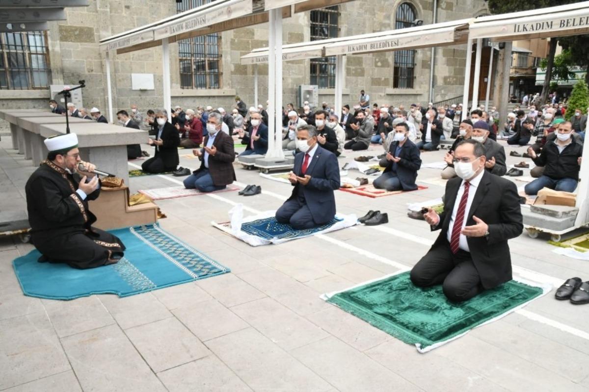 Başkan Demir: "Camilerin ve cemaat olmanın kıymetini bilmemiz gerekiyor"