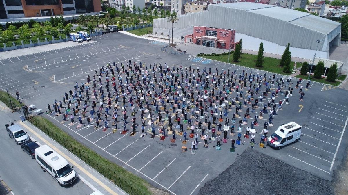 Bah&ccedil;elievler&rsquo;de aylar sonra ilk cuma namazı kılındı