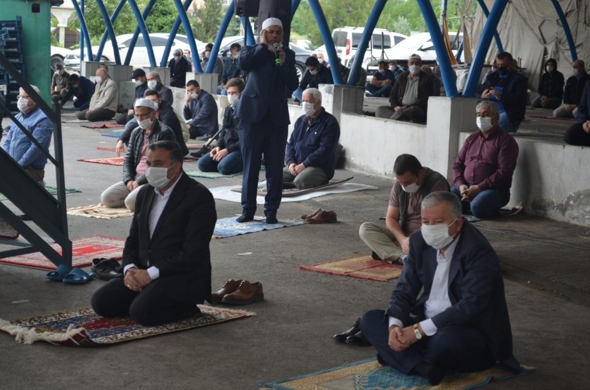 Develi&rsquo;de Cuma namazı sevinci