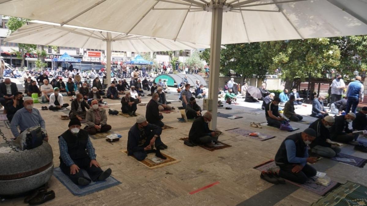 İzmit Belediyesi&rsquo;nden cuma namazı &ouml;nce si vatandaşlara seccade