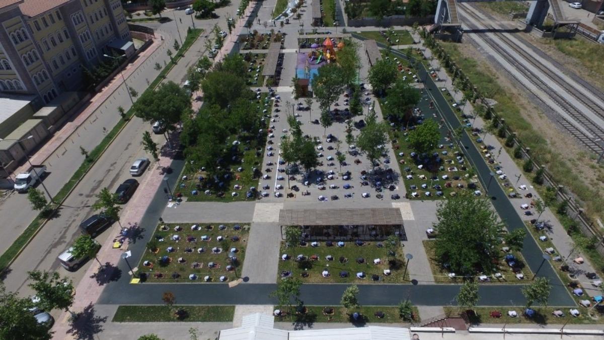 Bismil&rsquo;de sosyal mesafeli cuma namazı