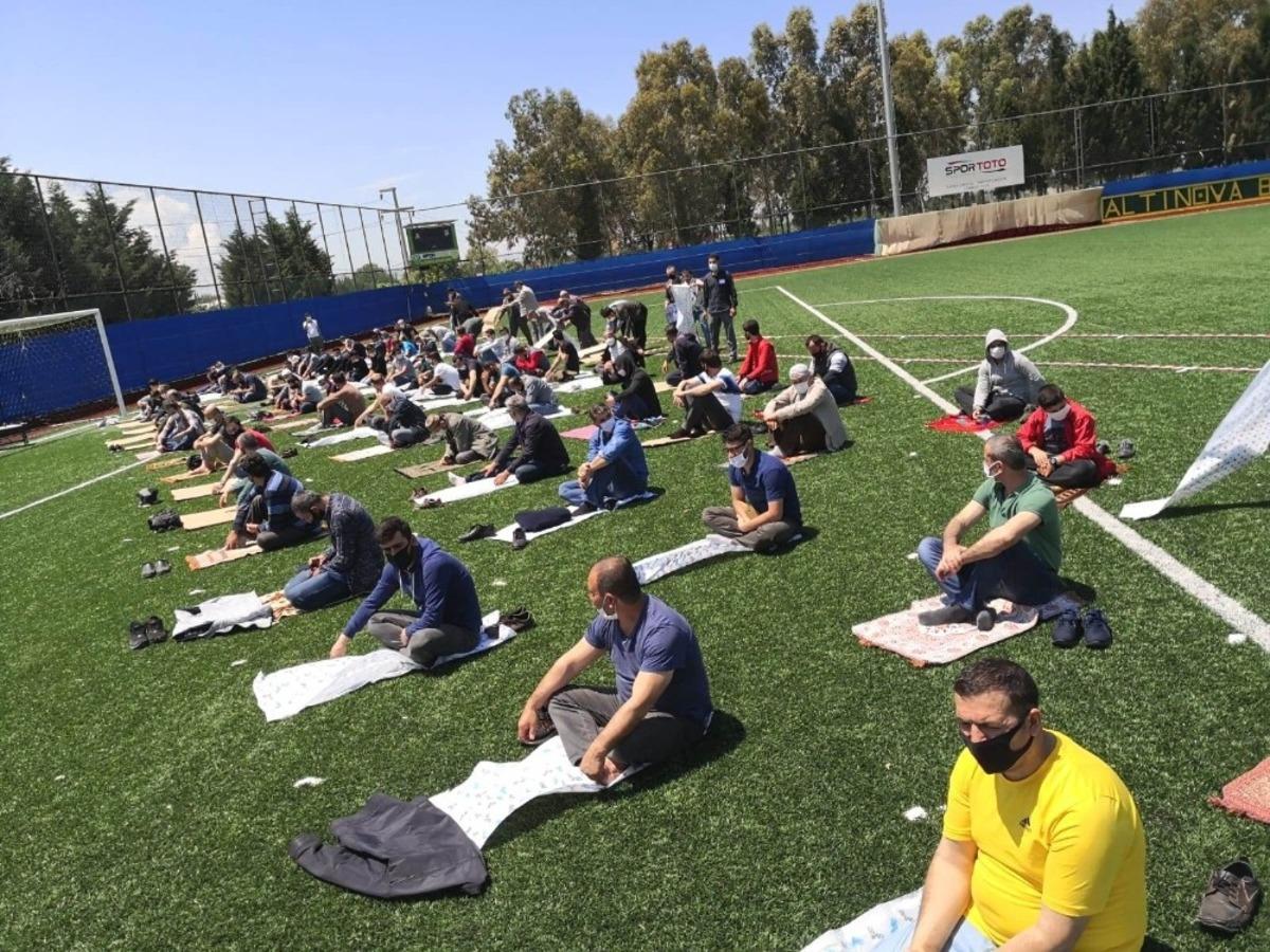 Yalova&rsquo;da 2.5 ay sonra ilk cumada alanlar doldu taştı