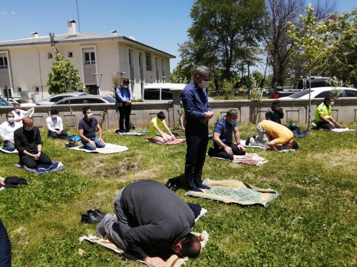 Tatvan&rsquo;da aylar sonra Cuma namazı kılındı