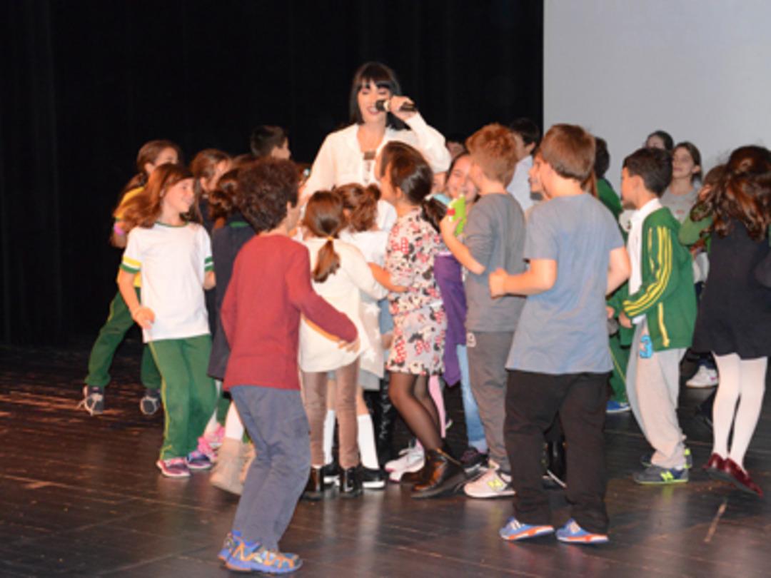 &Ouml;ğrenciler Hande Yener'i se&ccedil;ti